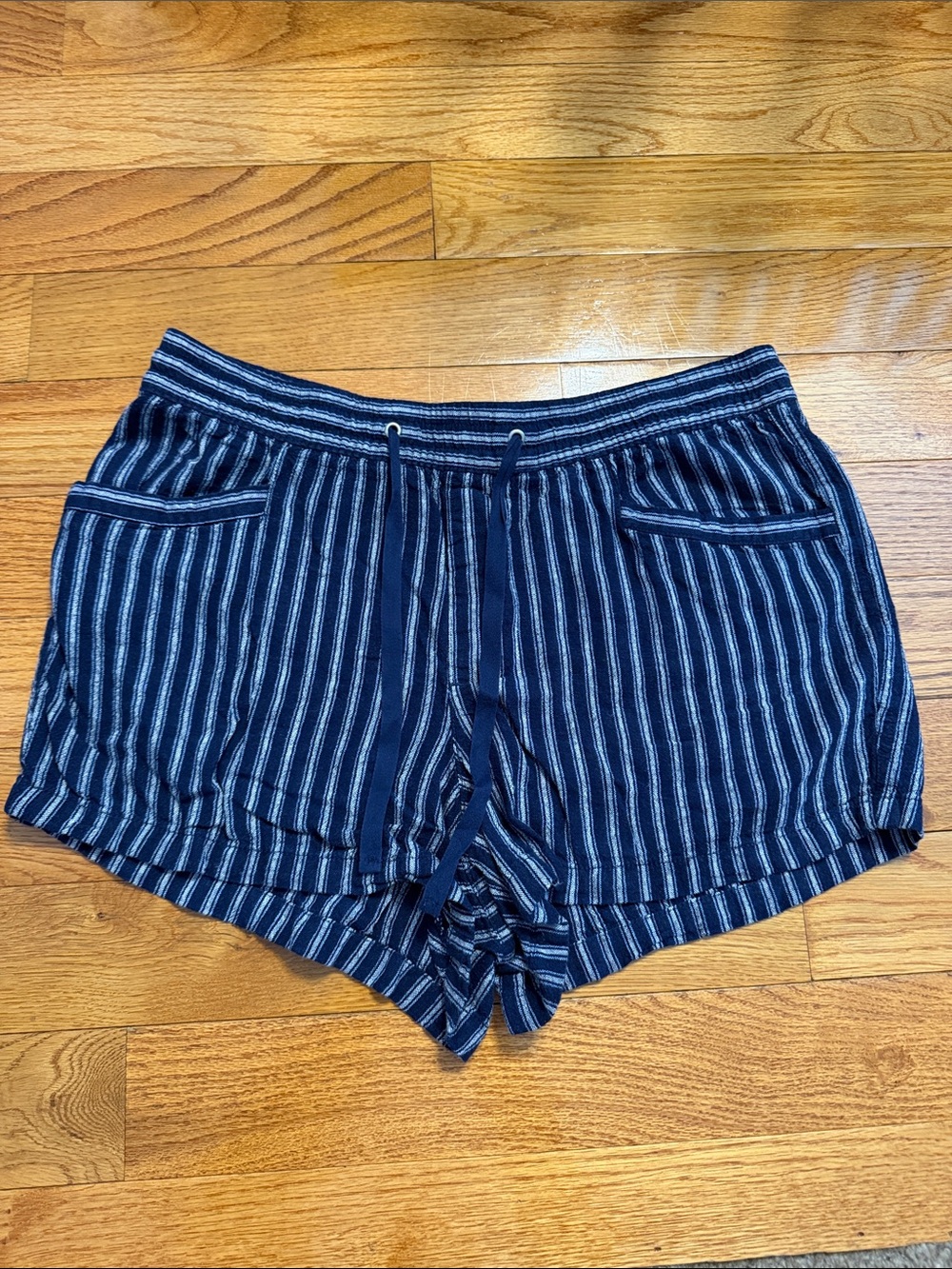 GAP Women's Size Large Shorts -
Great Condition